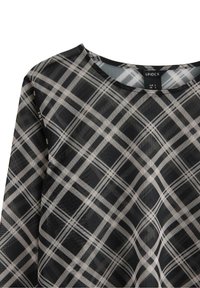 Top nero trasparente con motivo a scacchi bianco e grigio, con scollo rotondo e maniche lunghe. L'etichetta mostra la taglia EUR S, UK S.