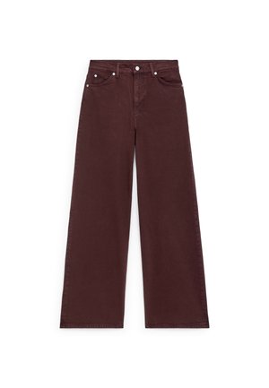 Jean marron à jambes larges et taille haute, fermeture avant par bouton et zip, passants de ceinture, et design à cinq poches, posé à plat.