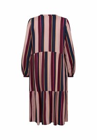 Robe longue rayée avec des bandes verticales en rose, bordeaux, marine et moutarde. Les manches bouffantes et l'ourlet en volants ajoutent du volume.