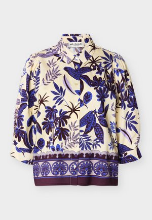 Krēmkrāsas blūze ar zilām un violetām ziedu un lapu rakstām, pogām aizpogājama priekšpuse, pūderveida trīs ceturtdaļu garuma piedurknes un noapaļota apakšmala ar apdari.