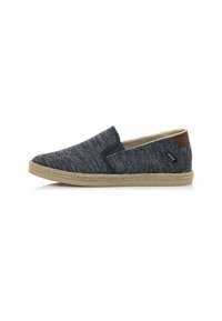 Scarpe slip-on blu navy con una tomaia in tessuto testurizzato, accentuazione in pelle marrone sul tallone e suola intermedia in stile juta che contrasta con una suola di colore chiaro.