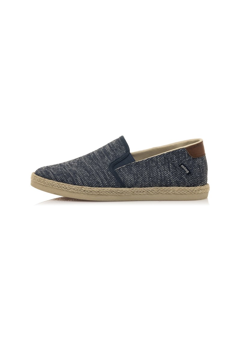 Scarpe slip-on blu navy con una tomaia in tessuto testurizzato, accentuazione in pelle marrone sul tallone e suola intermedia in stile juta che contrasta con una suola di colore chiaro.