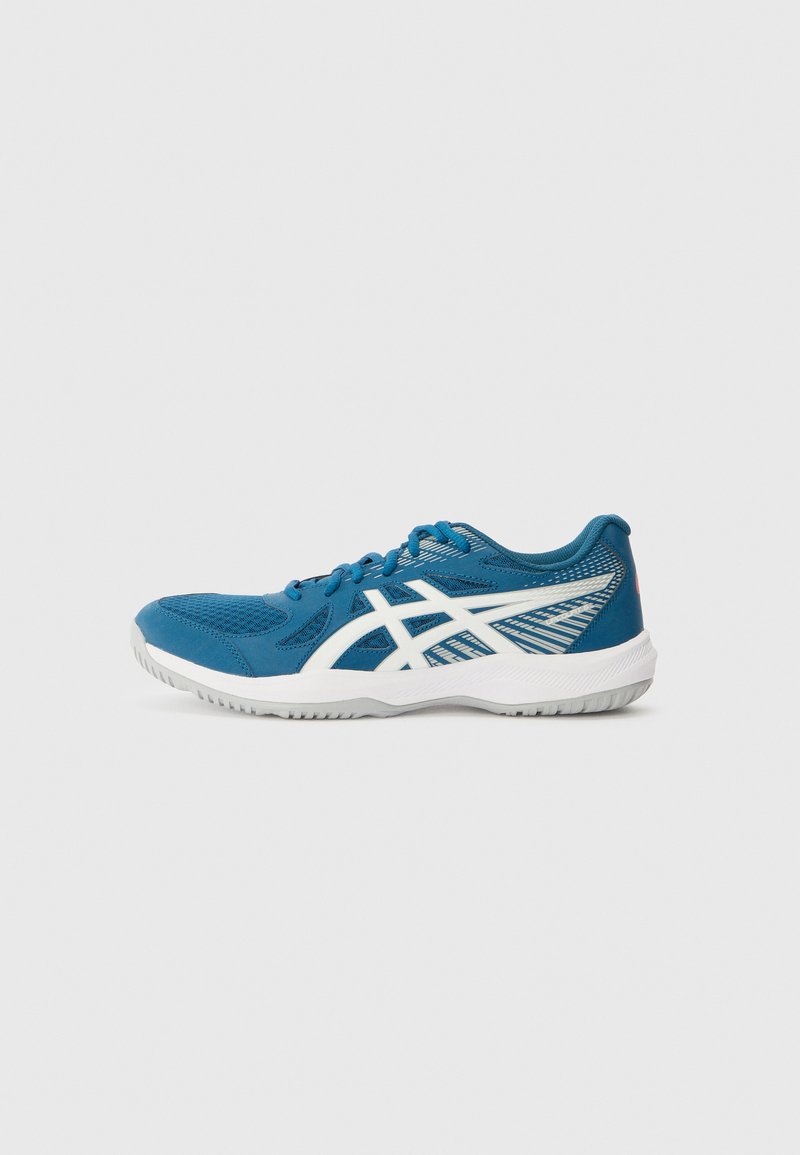 Baskets de sport bleues avec tige en maille, accents blancs et semelle texturée. Présentent un logo latéral contrasté et un design de bout arrondi.