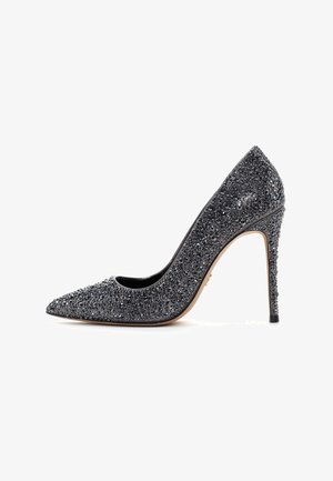 Chaussure à talon aiguille noire à bout pointu, recouverte de strass étincelants, avec un talon stiletto fin et une doublure intérieure lisse.
