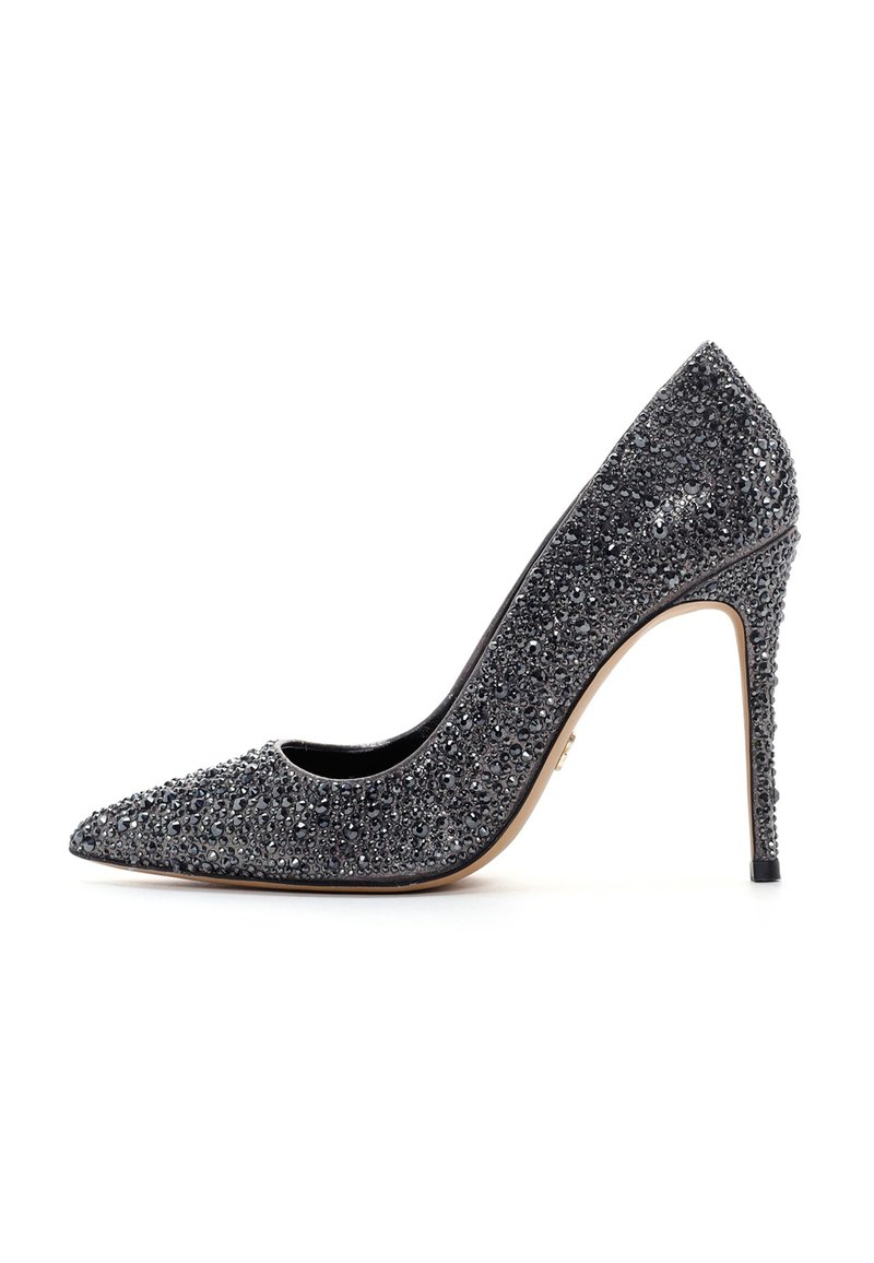 Scarpa con tacco alto a punta in nero, coperta di scintillanti strass, con un sottile tacco a stiletto e una fodera interna liscia.