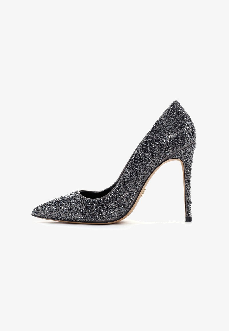 Scarpa con tacco alto a punta in nero, coperta di scintillanti strass, con un sottile tacco a stiletto e una fodera interna liscia.