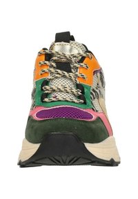 Meerkleurige sneaker van mesh en suede materialen. Voorzien van groene, oranje, roze en paarse accenten, en een gestructureerde, patroon bovenkant.