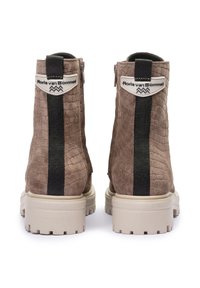 Bottines en suede marron avec une texture crocodile, panneaux latéraux élastiques noirs, fermeture éclair et semelles en caoutchouc blanches. Présente des accents de logo.