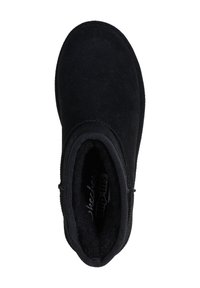 Sort slip-on sko med en glat suede overflade, rund tå, elastiske sidedele og en blød indersål. Simpelt design uden metaldele.