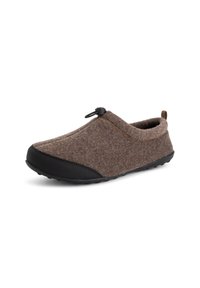 Bruine wollen slof met een zwarte rubberen ondergrond, afgeronde vorm en een toggle-sluiting. Zachte textuur met een eenvoudig ontwerp en minimale accenten.