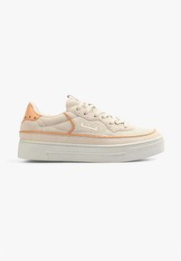 Baskets en suède beige avec des accents en cuir orange, des panneaux latéraux texturés, un bout rond et une semelle en caoutchouc blanc dotée d'un profil antidérapant.