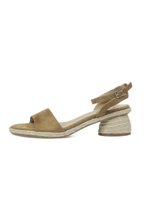Sandalia beige de ante con punta abierta, tira en el tobillo y un tacón bajo y redondeado en bloque envuelto en yute.