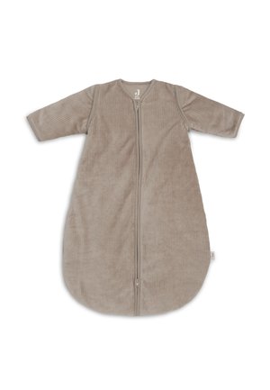 Beige babyslaapzak met lange mouwen, rits aan de voorkant en zachte geribde stof, ontworpen voor warmte en comfort.