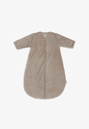 Gigoteuse pour bébé beige à manches longues avec fermeture éclair à l’avant et tissu côtelé doux, conçue pour la chaleur et le confort.