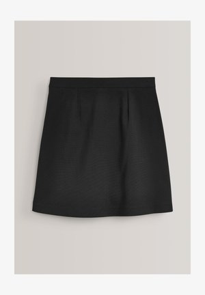 Zwarte geplooide minirok van gladde stof met een aangesloten tailleband en strakke lijnen. Simpel ontwerp zonder zichtbare patronen of accenten.