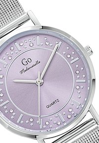 Montre en maille argentée avec un cadran lavande. Caractéristiques de marqueurs d'heure arrondis, embellissements en cristal et un design minimaliste. Mouvement à quartz indiqué.