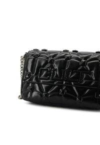 Borsa a pochette in pelle sintetica nera con design trapuntato, dotata di borchie a piramide e logo in rilievo. Inclusa una tracolla in catena argentata.