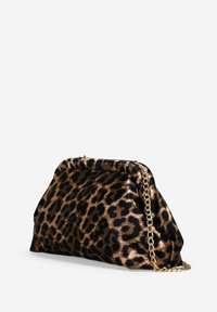 Bolso de mano con estampado de leopardo hecho de tela brillante y con una correa de cadena dorada. Presenta una forma estructurada y redondeada con un borde plisado.