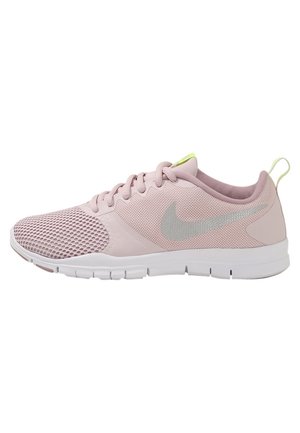 Lyserød Nike løbesko med mesh-tå, gråt swoosh-logo, hvid sål og neon-gult træk i hælen.