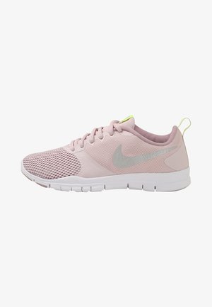 Chaussure de running Nike rose clair avec bout en mesh, logo Swoosh gris, semelle blanche et languette jaune fluo au talon.