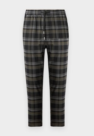 Pantalones de cuadros negros con patrones en gris y verde oliva. Cuentan con una cinturilla elástica con cordón y piernas ajustadas. Textura de tela suave.