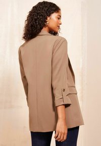 Friends Like These TO EDGE - REGULAR FIT - Blejzr - beige