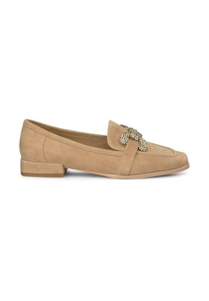 Beige Wildlederschlüpfschuhe mit flachem Absatz, mit einem dekorativen, verzierten Riemen über dem Spann und gesteppten Details im Obermaterial.