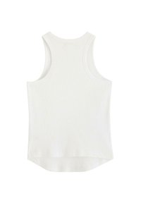 Hvid ribbet tanktop med en afrundet kant, brede ærmhuller og rund halsudskæring. Fremstillet af et blødt, tekstureret stof.