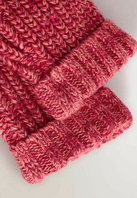 Bonnet en tricot rose avec un revers côtelé, présentant un motif texturé et des nuances de couleur mélangées allant du rose clair au rose foncé.