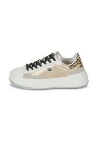 Zapatillas de plataforma con un diseño en blanco, beige y estampado de leopardo. Presentan un acabado brillante, cordones negros y una suela texturizada.