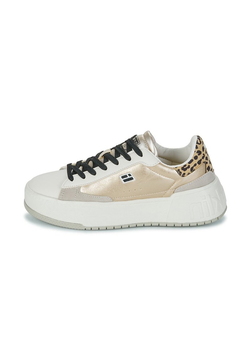 Zapatillas de plataforma con un diseño en blanco, beige y estampado de leopardo. Presentan un acabado brillante, cordones negros y una suela texturizada.