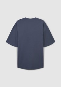 T-shirt oversized di colore blu navy con maniche corte, scollo rotondo e una consistenza liscia simile al cotone. Design semplice senza motivi visibili.