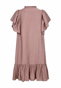 Dusty rose, lagana haljina s rukavima na preklop, volanastim izrezom i nabranim rubom, prikazuje opušteni kroj i meku teksturu.
