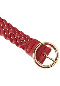 Cintura intrecciata in pelle rossa con fibbia circolare dorata. La texture è liscia e il design presenta un intreccio dettagliato lungo tutta la lunghezza.