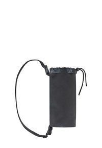 Schwarze, zylindrische Tasche aus strukturiertem Material, mit einem Kordelzugverschluss und verstellbarem Trageriemen mit Beschlägen zur Sicherung.
