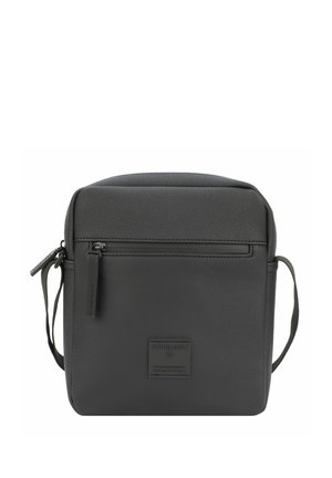 Schwarze, strukturierte Leder-Crossbody-Tasche mit einem Reißverschlussfach und verstellbarem Gurt; verfügt über eine Fronttasche und ein Markenlabel auf der Vorderseite.