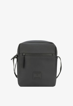 Schwarze, strukturierte Leder-Crossbody-Tasche mit einem Reißverschlussfach und verstellbarem Gurt; verfügt über eine Fronttasche und ein Markenlabel auf der Vorderseite.