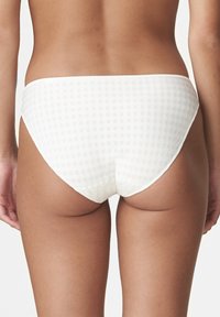 Witte bikini-onderkant met een geruit patroon, elastische tailleband en een medium bedekkend ontwerp, gemaakt van gladde, rekbare stof.
