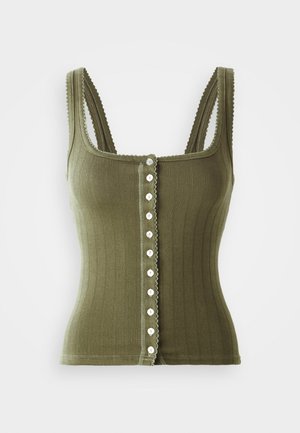 Top a righe verde oliva con una forma aderente, dotato di una chiusura a bottoni frontale e bordo ondulato su spalline e orlo.
