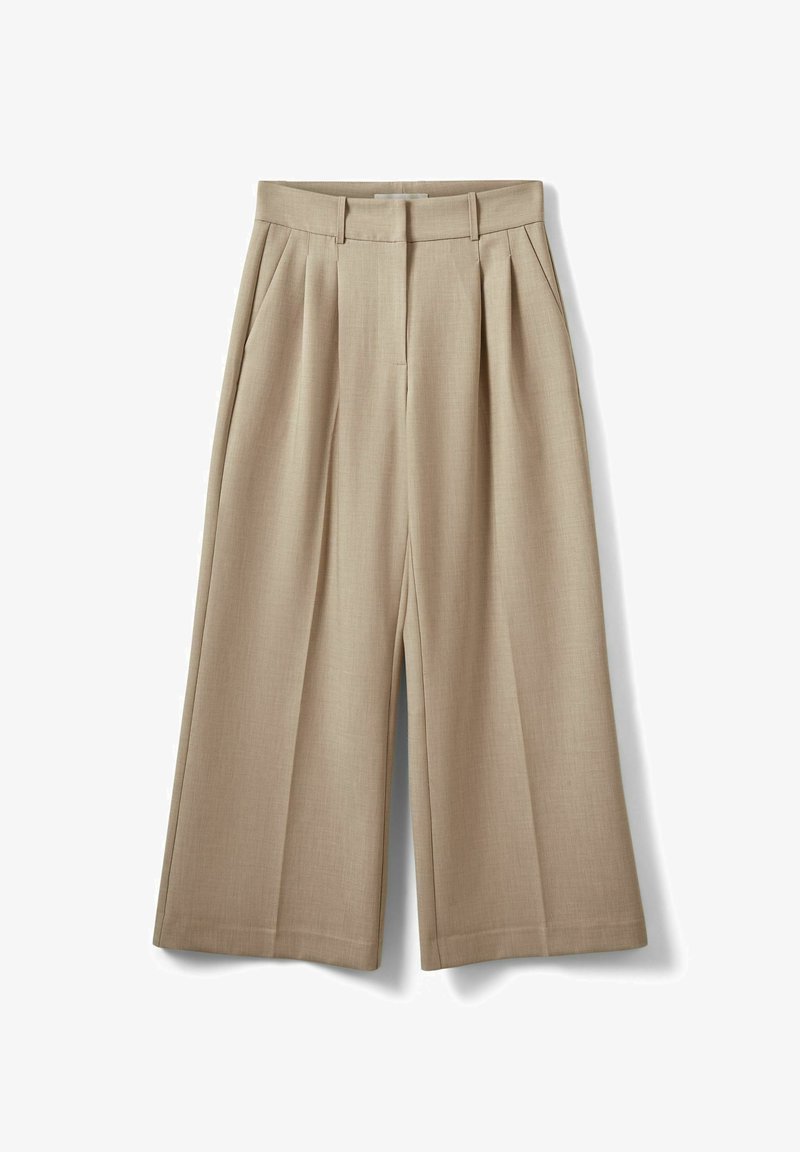 Pantalon beige taille haute à jambes larges avec plis sur le devant, poches latérales, passants de ceinture et fermeture frontale dissimulée.