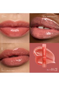 Lèvres brillantes aux tons pêche sur diverses carnations, présentées en trois gros plans, avec un tube de gloss à lèvres NYX Jelly Job étiqueté Jelly Squeeze 12.