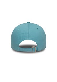 Boné de beisebol azul em algodão, com aba curvada, tira ajustável na parte de trás e orifícios de ventilação. Textura suave, design simples.