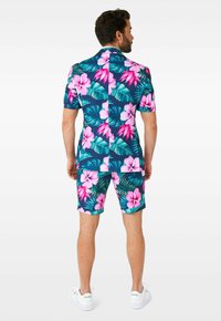 Blumen-Kurzarmhemd und Shorts-Set mit einem navyfarbenen Grundton, verziert mit rosa Hibiskusblüten und grünen Blättern. Glatte Stoffqualität und taillierte Passform.