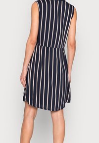 Vestido azul marino con rayas verticales rosas, diseño sin mangas, cintura ajustada y falda fluida. Tejido suave con un ajuste relajado.