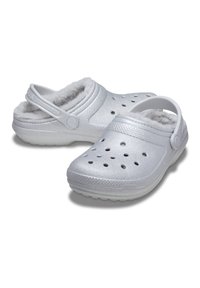 Silver crocs med en texturerad yta, med en fluffig foder, ventilationshål och en justerbar hälrem.