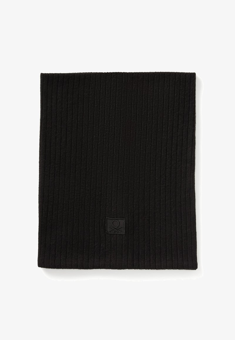 Czarny dziergany szalik z pionową żebrowaną fakturą oraz małym haftowanym logo w dolnym rogu. Miękki, elastyczny materiał, kształt prostokątny.