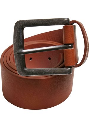 Ceinture en cuir marron avec une boucle en métal argenté. Le design présente une texture lisse et plusieurs trous pour un ajustement.