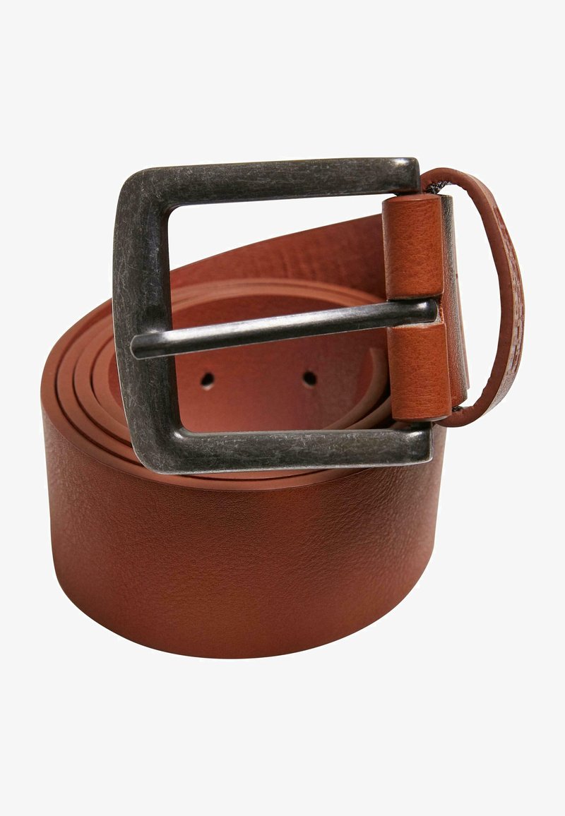 Bruine leren riem met een zilverkleurige metalen gesp. Het ontwerp heeft een gladde textuur en meerdere riemgaten voor aanpassing.