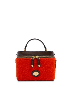 Pequeño bolso rectangular con tela texturizada de color naranja brillante, ribete de cuero marrón oscuro, asa superior y cierre de cremallera dorado.