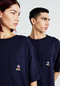 GAP TEE UNISEX - Marškinėliai su spaudiniu - navy uniform